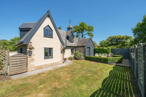 BrettenhamにあるThe Folly, Thorpe Forestの柵付家