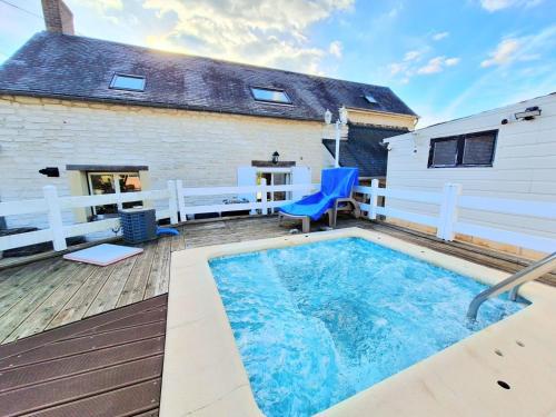 - une piscine sur une terrasse avec une maison dans l'établissement maison dans la Prairie, à Lhomme