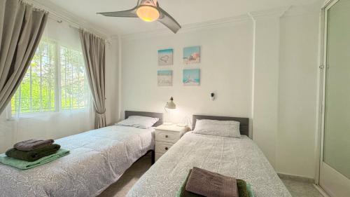 Postel nebo postele na pokoji v ubytování Hawaii 1st floor Burriana, Nerja