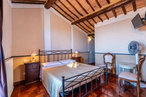 a bedroom with a bed and two chairs at beb del Musico in Montalcino