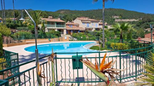 d'un balcon avec vue sur la piscine. dans l'établissement Rochemarine Panoramic, à Théoule-sur-Mer