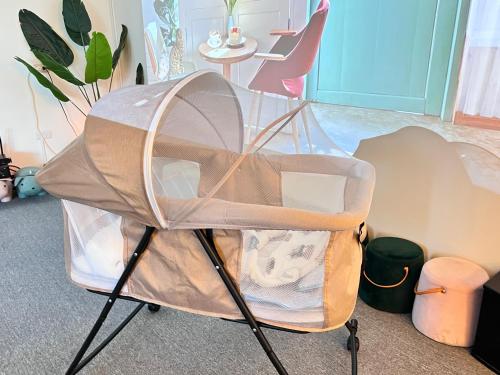 a high chair with a table in a room at SKYPIEA Villa 空島五館-萬國 宜蘭包棟民宿l電動麻將l烤肉BBQl聚會 in Dongshan