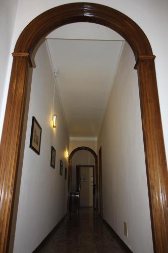 a hallway with an archway in a house at Le Stanze dei Doria in Valmontone