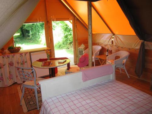 Postel nebo postele na pokoji v ubytování Peony Lodge - The Good Life in France