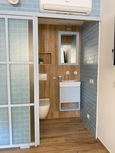 een badkamer met een wastafel en een spiegel bij Mazuelo - Harbor's Light in Villajoyosa