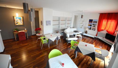 Area soggiorno di amaranto bnb