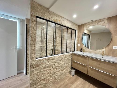 une salle de bain avec un lavabo et un miroir dans l'établissement La Petite Lucarne - appartement neuf sur le Vieux-Port - centre ville - proche du Panier, Mairie et Canebière, à Marseille