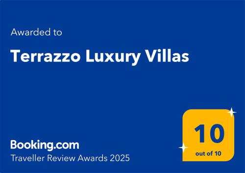 żółty kwadrat z tekstem przetłumaczonym na luksusowe wille lastryko w obiekcie Terrazzo Luxury Villas w mieście Pigianos Kampos