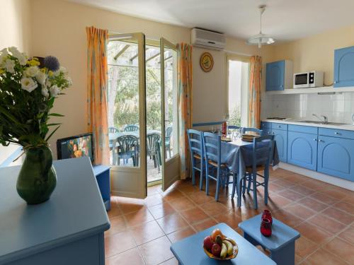 une cuisine et un salon avec une table et des chaises dans l'établissement Maisonette in Gaujac near Village Center, à Gaujac