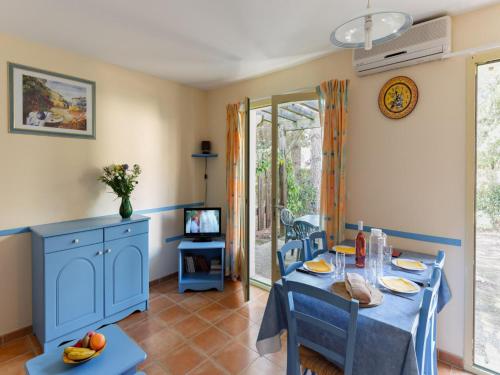une salle à manger avec une table et des chaises bleues dans l'établissement Maisonette in Gaujac near Village Center, à Gaujac