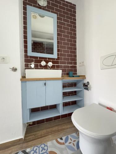 un baño con lavabo y espejo en Moscatel - Harbor's Light, en Villajoyosa