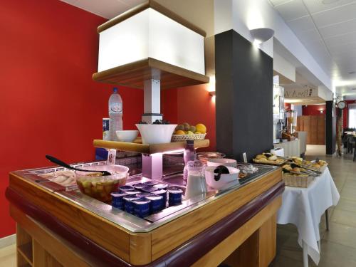 une cuisine avec un comptoir avec de la nourriture dessus dans l'établissement Modern Apt in Camargue, au Grau-du-Roi
