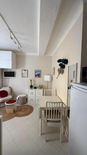 un salon blanc avec une table et un canapé dans l'établissement LA GRANDE MAISON centre, à Bandol