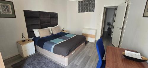 una camera da letto con un letto con un piumone blu e grigio di Lisbon Apartments in Anjos a Lisbona