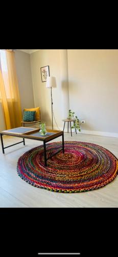 a living room with a coffee table and a rug at Sunny Stay in El Médano