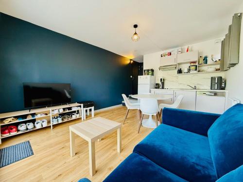 un salon avec un canapé bleu et une table dans l'établissement 