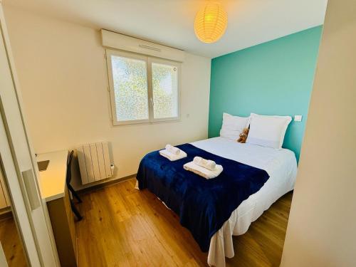 une chambre avec un lit avec deux serviettes dessus dans l'établissement 