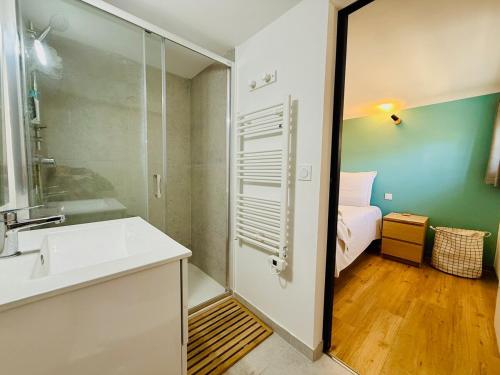 La salle de bains est pourvue d'un lavabo blanc. dans l'établissement 