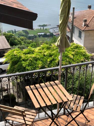a wooden bench sitting on top of a balcony at Villa Wetzel Domaso in Montemezzo