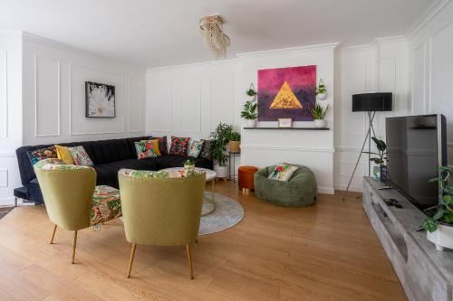 a living room with a couch and a tv at City Centre House - 5 bedrooms - sleeps 9 - parking in Edinburgh
