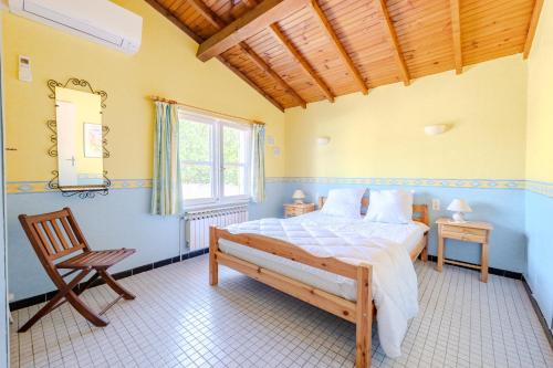 Ένα ή περισσότερα κρεβάτια σε δωμάτιο στο Lou Vaou - Maison Climatisée avec Piscine