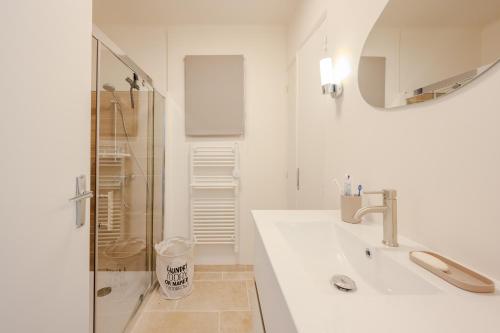 Ένα μπάνιο στο Lou Vaou - Maison Climatisée avec Piscine