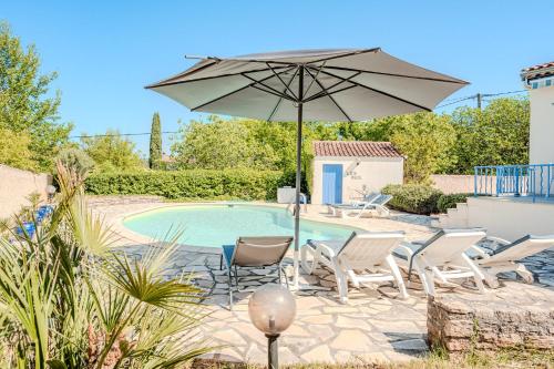un patio avec des chaises et un parasol à côté d'une piscine dans l'établissement Lou Vaou - Maison Climatisée avec Piscine, à Carcès