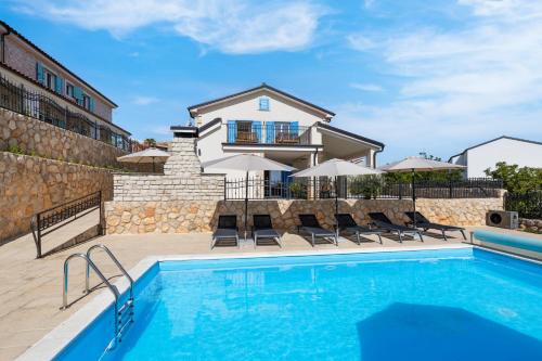 una villa con piscina y una casa en Villa Maja, en Vrbnik