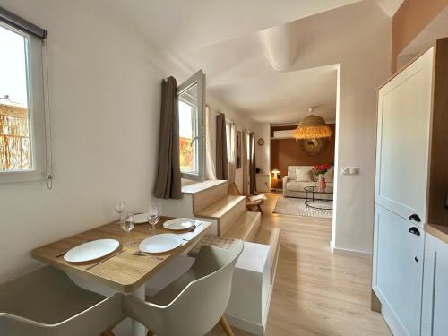 une salle à manger avec une table et des chaises dans l'établissement La Petite Lucarne - appartement neuf sur le Vieux-Port - centre ville - proche du Panier, Mairie et Canebière, à Marseille