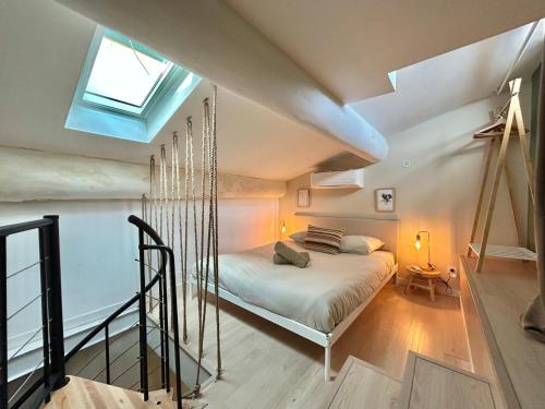 une chambre avec un lit pivotant dans un grenier dans l'établissement La Petite Lucarne - appartement neuf sur le Vieux-Port - centre ville - proche du Panier, Mairie et Canebière, à Marseille