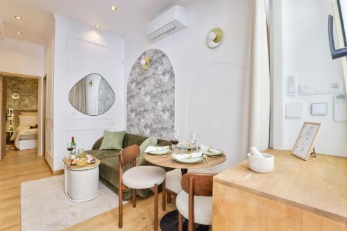 un salon avec une table et un canapé dans l'établissement New! Le Vénitien, Parisian Getaway, Sacré-Cœur, à Paris