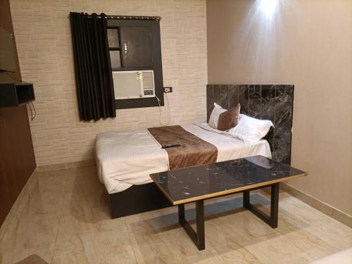 Ένα ή περισσότερα κρεβάτια σε δωμάτιο στο Hotel O R J Hotel