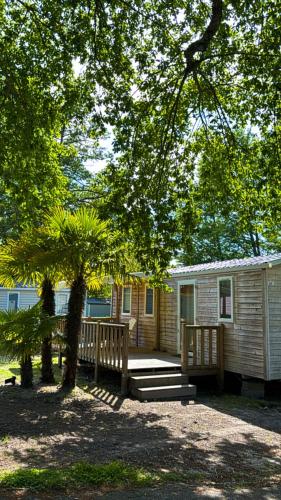 利和米克斯bungalow le TXOKO的小木屋设有门廊和甲板