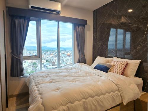 a bedroom with a large bed and a large window at Lisa house&home #nearcentralfestival in Ban Kohong
