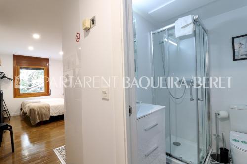 un bagno con doccia in vetro e una camera da letto di Apartarent 1500 - Estudio Àneu a Baqueira-Beret