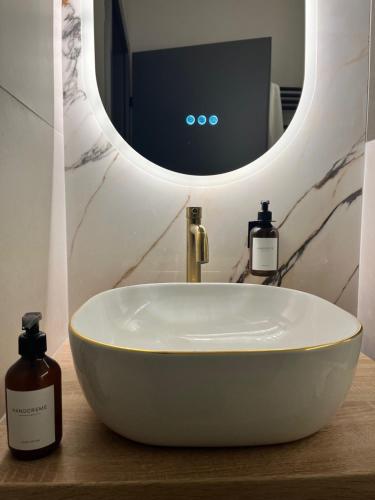 Ένα μπάνιο στο StHedonist Luxury Apartment Pool Sea and Rock