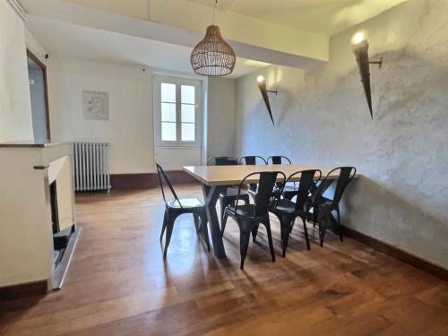 une salle à manger avec une table et des chaises dans l'établissement Le Jacquemart, à Romans-sur-Isère