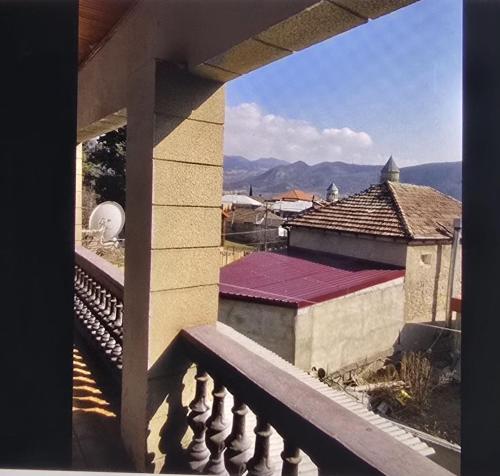 Nespecifikovaný výhled na hory nebo výhled na hory při pohledu z penzionu
