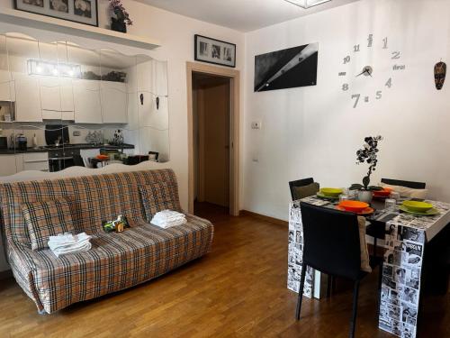 un soggiorno con un divano e un tavolo di rachel house a Marino