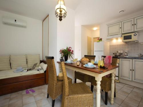 a kitchen and living room with a table and chairs at Res Mare e Monte, Solenzara, Bungalow with terrace in Favone