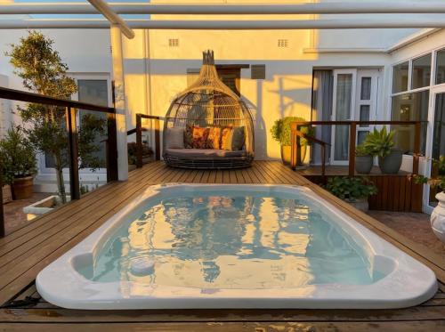 Un jacuzzi en una terraza con chimenea. en Paternoster Manor, en Paternoster