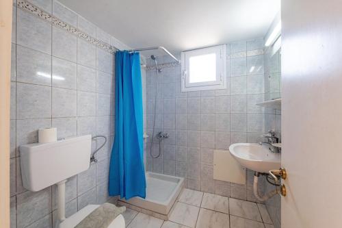 Koupelna v ubytování Rustic Charm Apartment in Ipsos