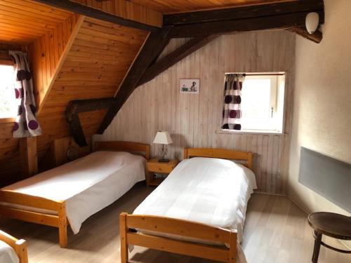 - une chambre avec 2 lits dans une cabane en bois dans l'établissement Chambre maison vigneronne - Val du Patre, à Orschwihr