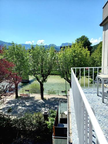WOLKE, Apartment mit Balkon am Fluss, Zentrum, Parkplatz