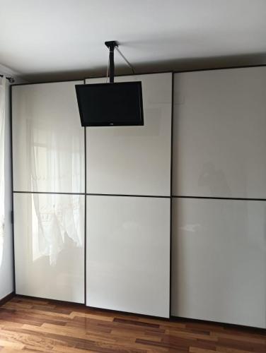Casa di millyにあるテレビまたはエンターテインメントセンター