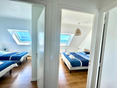 - 2 lits dans une chambre avec lucarnes dans l'établissement La marée haute - vue mer imprenable, à Saint-Pol-de-Léon