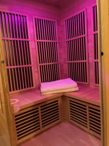 a pink room with two benches in a cage at Familjehuset Sunnemo in Sunnemo