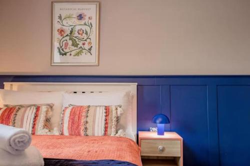 Un pat sau paturi într-o cameră la Lower Chestnut House, 2 Bedroom, Central Worcester