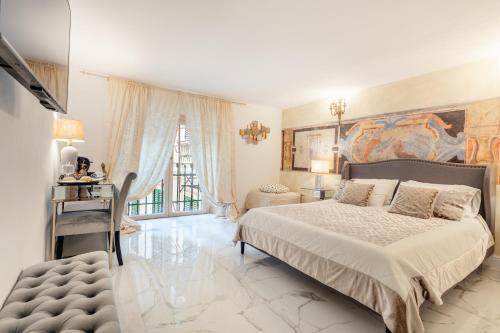 Un dormitorio con una cama grande con un cuadro en la pared. en Luxury&Charme historical center, en Génova