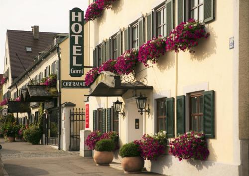 a building with flowers on the side of it at Hotel Obermaier in Munich